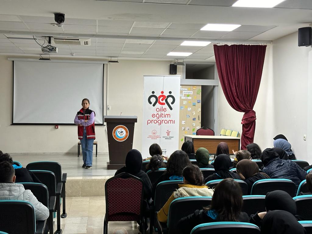 #AnamurSHM ve Anamur Emniyet Müdürlüğü işbirliği ile Anamur İmam Hatip Lisesi ögrencilerine "Bilinçli Medya Kullanımı, Teknoloji Bağımlılığı, Siber Zorbalık ve Siber Suçlar'' konularında eğitim verdi.   