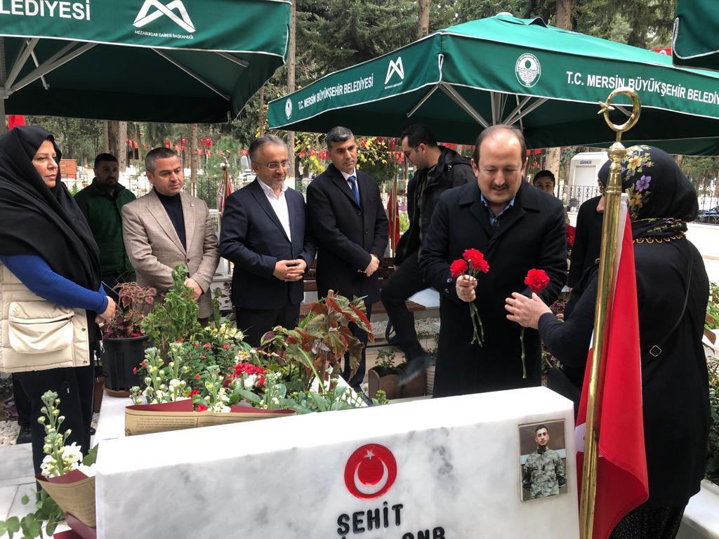 Valimiz Sn.Ali Hamza PEHLİVAN ve İl Müdürümüz Naci YILMAZ, Mersin Şehitliğinde Aziz Şehitlerimizin huzurundaydı. Vatanımızın birliği ve bütünlüğü için canını feda eden Kahraman Şehitlerimiz, dualarla anıldı.  Tüm şehitlerimizin Ruhları şad olsun!🇹🇷