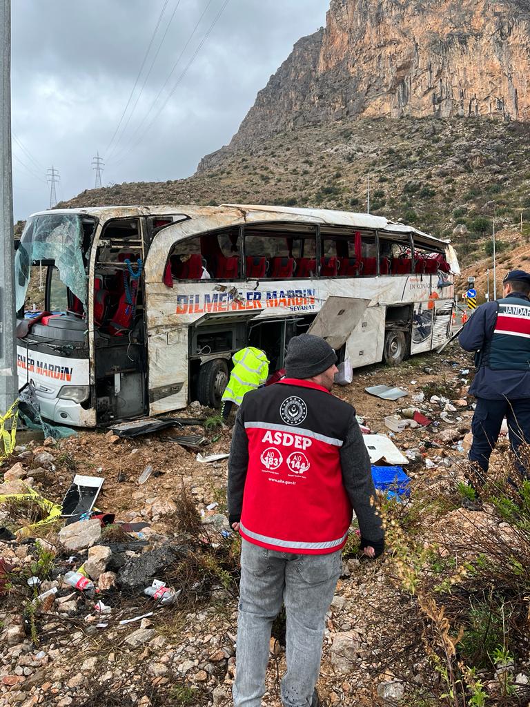 Bugün #Aydıncık ilçemizde meydana gelen otobüs kazası sonucu #ASDEP personellerimiz psikososyal destek çalışmalarına devam ediyor.  Vefat eden yolculara Allah'tan rahmet, yaralananlara ise acil şifalar diliyoruz. 