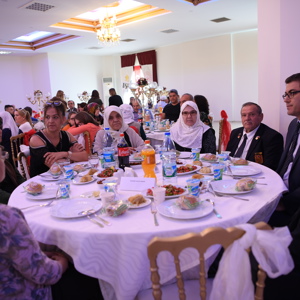 Vali Funda Kocabıyık; 19 Eylül Gaziler Günü münasebetiyle, onurlarına verdiği yemekte şehit aileleri ile gaziler ve aileleriyle bir araya geldi - fotoğraf 3