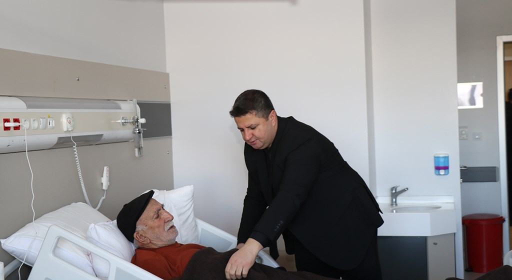 Şehidimizin bizlere emaneti olan Mustafa Amcamızı İl Müdürümüz Serdar Demirci Hastanede ziyaret etti.