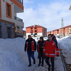KIRMIZI YELEKLİLER BİTLİS SOKAKLARINDA - fotoğraf 1