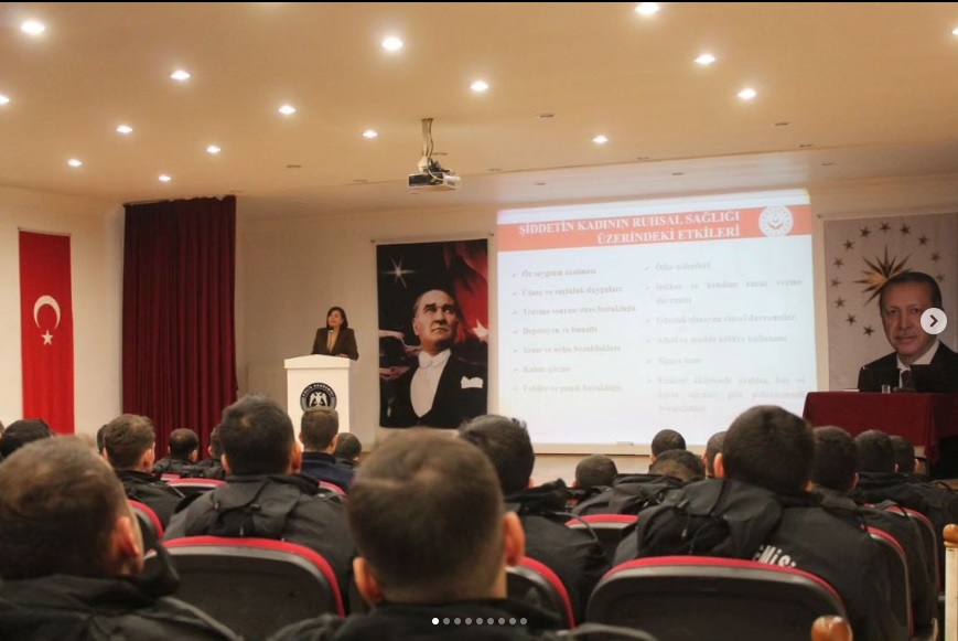 MERZİFON POLİS MESLEK YÜKSEK OKULUNA KADINA YÖNELİK ŞİDDETLE MÜCADELE  SEMİNERİ VERİLDİ