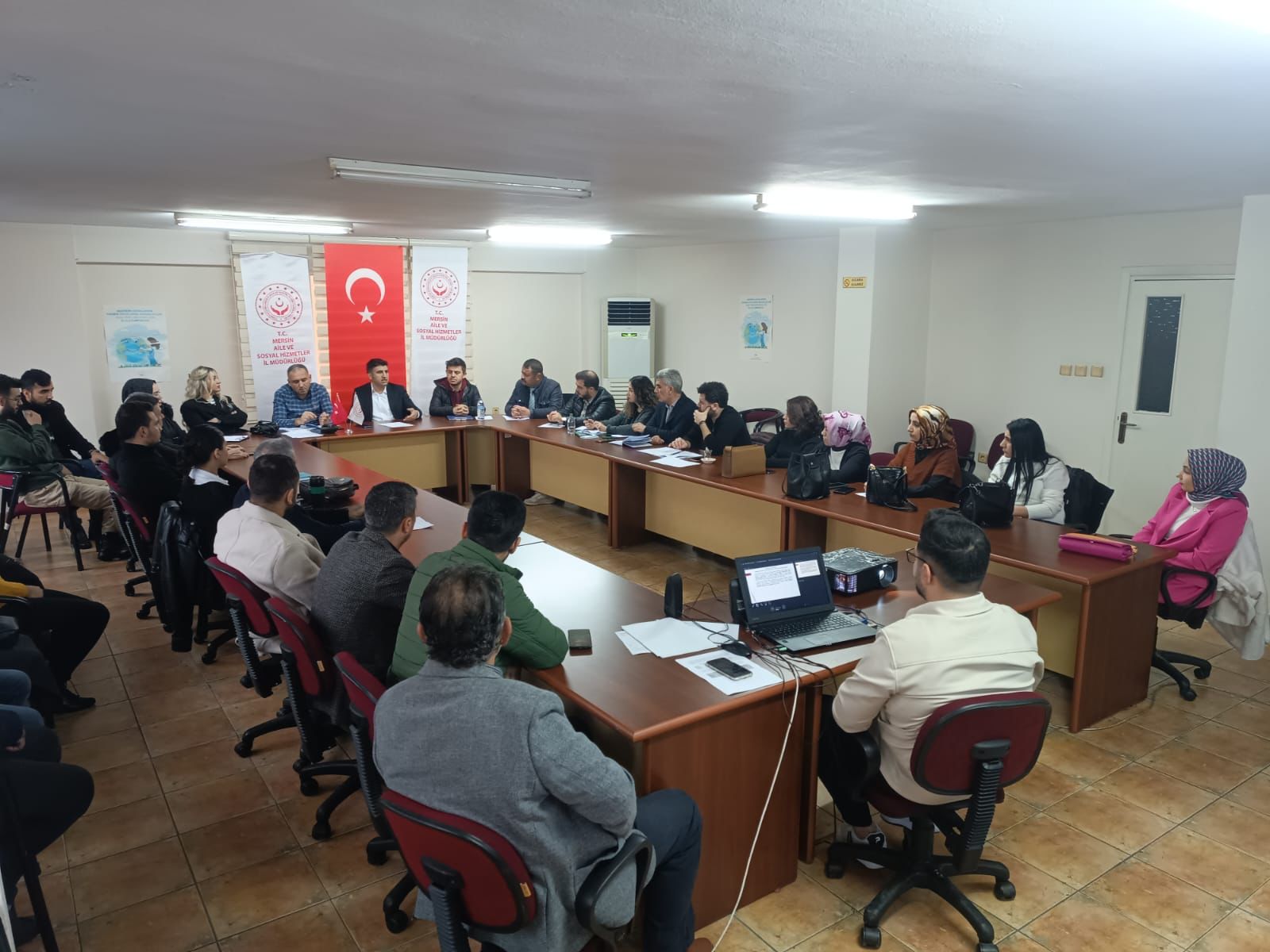 İl Müdürlüğümüz Çocuk Hizmetleri Birimimiz tarafından Sosyal Hizmet Merkezi Müdürlerinin katılımıyla #ÇocuklarGüvende Ekipleri ile ''2023 Yılının Değerlendirilmesi ve 2024 Yılının Planlanması'' konulu toplantı gerçekleştirildi.