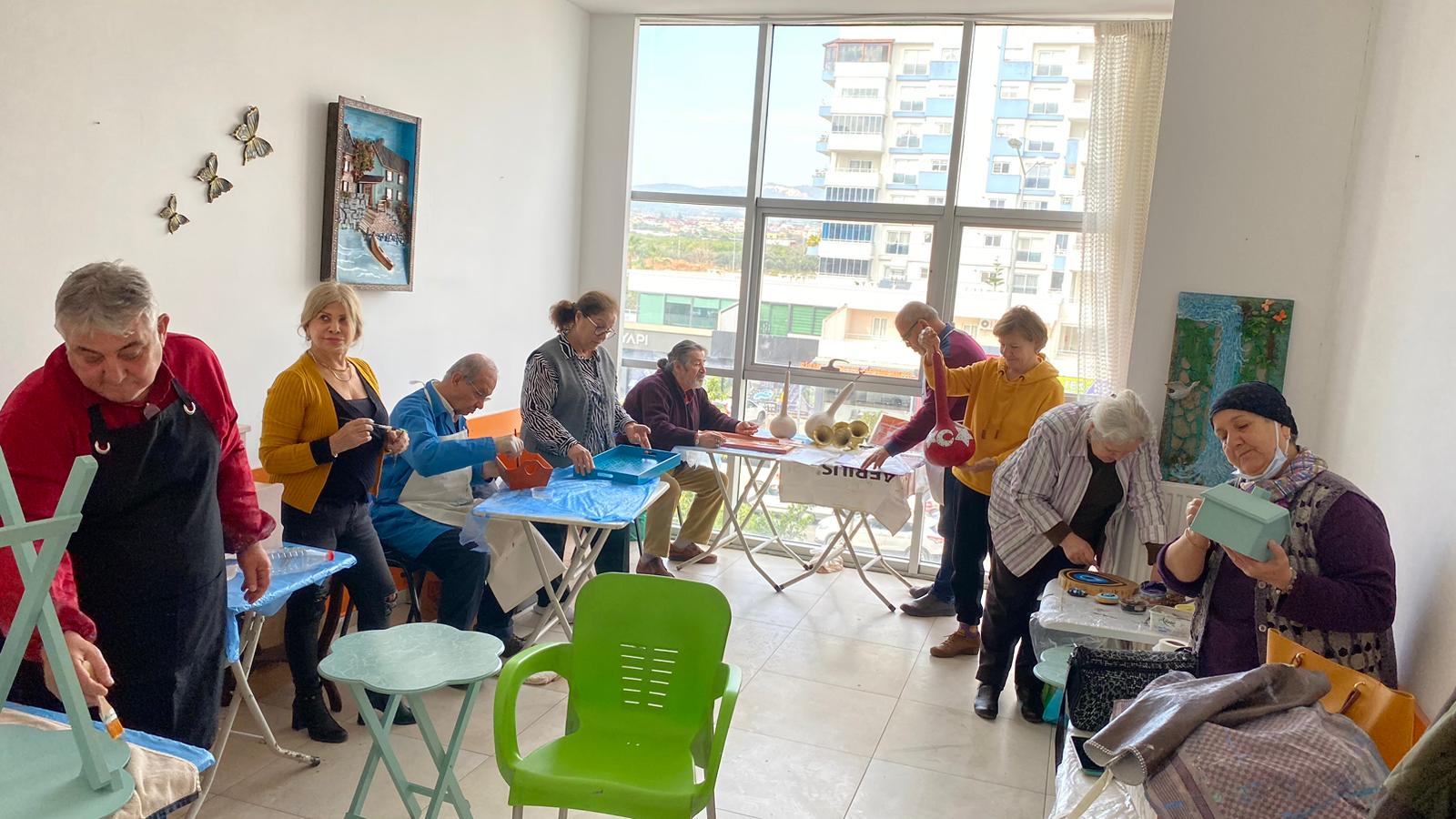 #MersinGündüzlüBakımveAktifYaşamMerkezi'mizde yaşlılarımızın günlük yaşam faaliyetlerine yardımcı oluyor, sosyal, fiziksel ve psikolojik destek sunuyoruz.  Ara tatilde çocuklarımız da merkezimizde vakit geçirmeye devam ediyor 😊