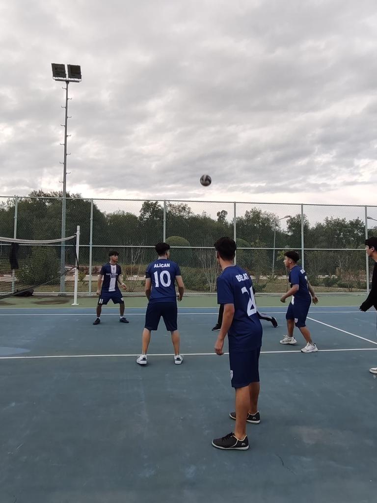 Çocuklarımızın sosyal ve fiziksel  becerilerini geliştirmelerine katkı sağlamak amacıyla düzenlenen Doğa Kampımız, aynı zamanda çocuklarımıza sorumluluk duygusu, takım ruhu ve sportif bilinç kazandırıyor.   📍Osmaniye Gençlik Kampı