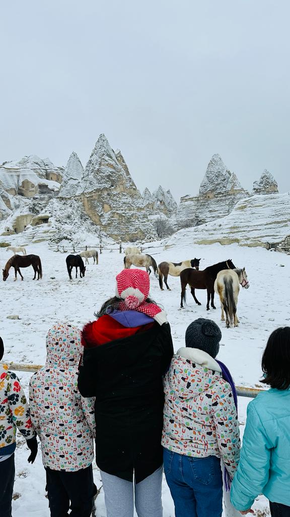 ''Gezmek; yaşayarak görerek öğrenmektir.''   Çocuklarımız, ara tatil etkinlikleri kapsamında Nevşehir gezisinde 🌸