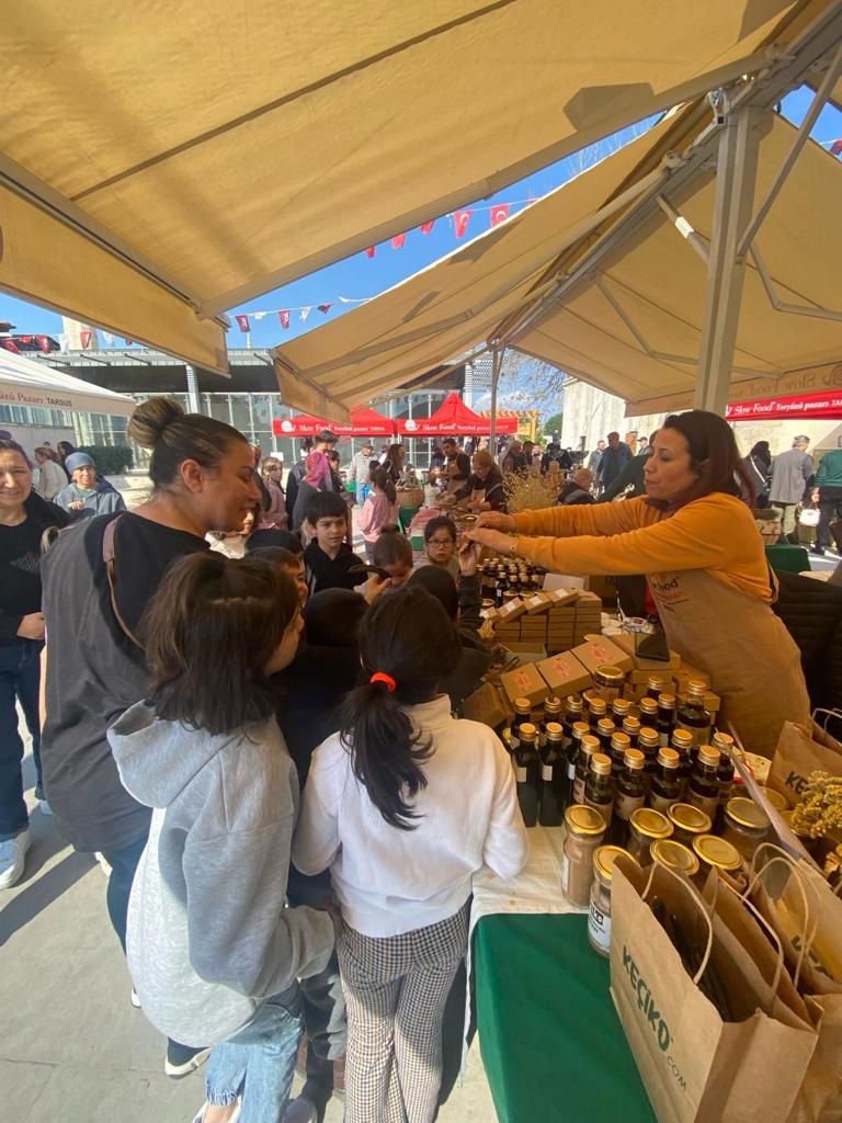 Pıtırcık Gündüz Bakımevinin organizasyonu ile kurumlarımızdan hizmet alan canımız çocuklarımıza Tarsus Slowfood Yeryüzü Pazarı'nda Deprem Bilinci Arttırma Programı (DEBAP) kapsamında etkinlik yapıldı. 
