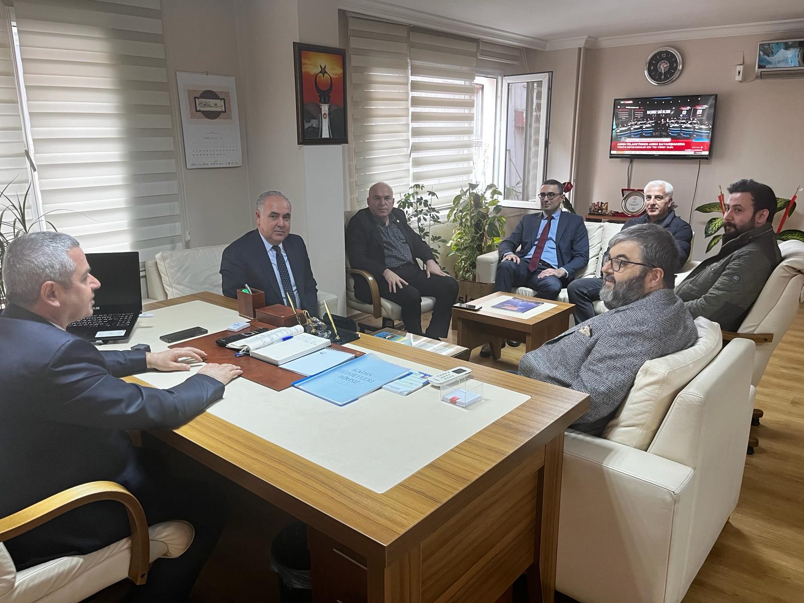 Grup Futbol Bahane Üyeleri; İl Sağlık Müdürü Emrah CEVİZ, Çevre, Şehircilik ve İklim Değişikliği İl Müdürü Hüseyin Özgür YALÇIN, Mersin Ünivetsitesinden Prof. Dr. İlhan EGE, Serbest Bölgeden Ekrem SAĞLAM, İl Müdürümüz Naci YILMAZ'ı ziyaret ettiler.