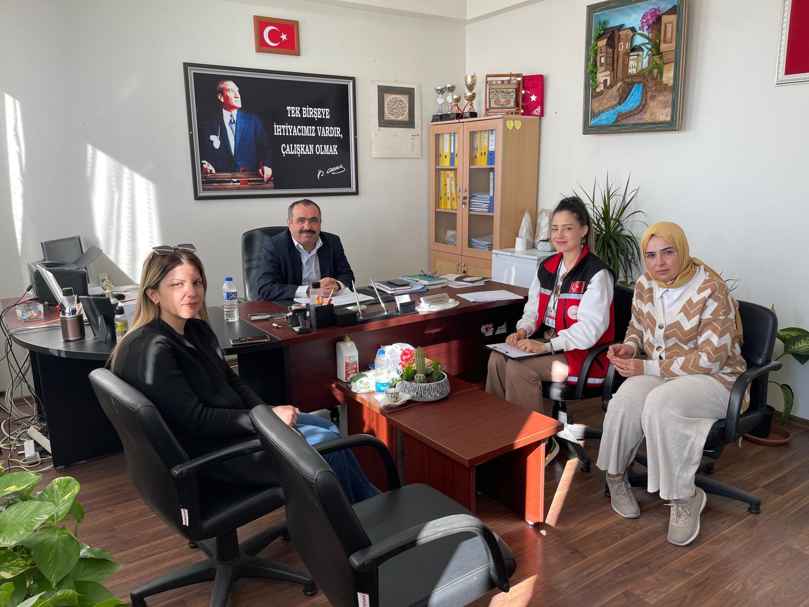 #MezitliSHM Mobil Ekiplerimizce, Şehit Mehmet Güçlü Ortaokulu ve Kuyuluk Belediye Ortaokulu ziyaret edilerek okul idaresi ve rehber öğretmenlere ''Sosyal Hizmet  Modelleri'' hakkında bilgilendirme ve rehberlik çalışmaları yapıldı.