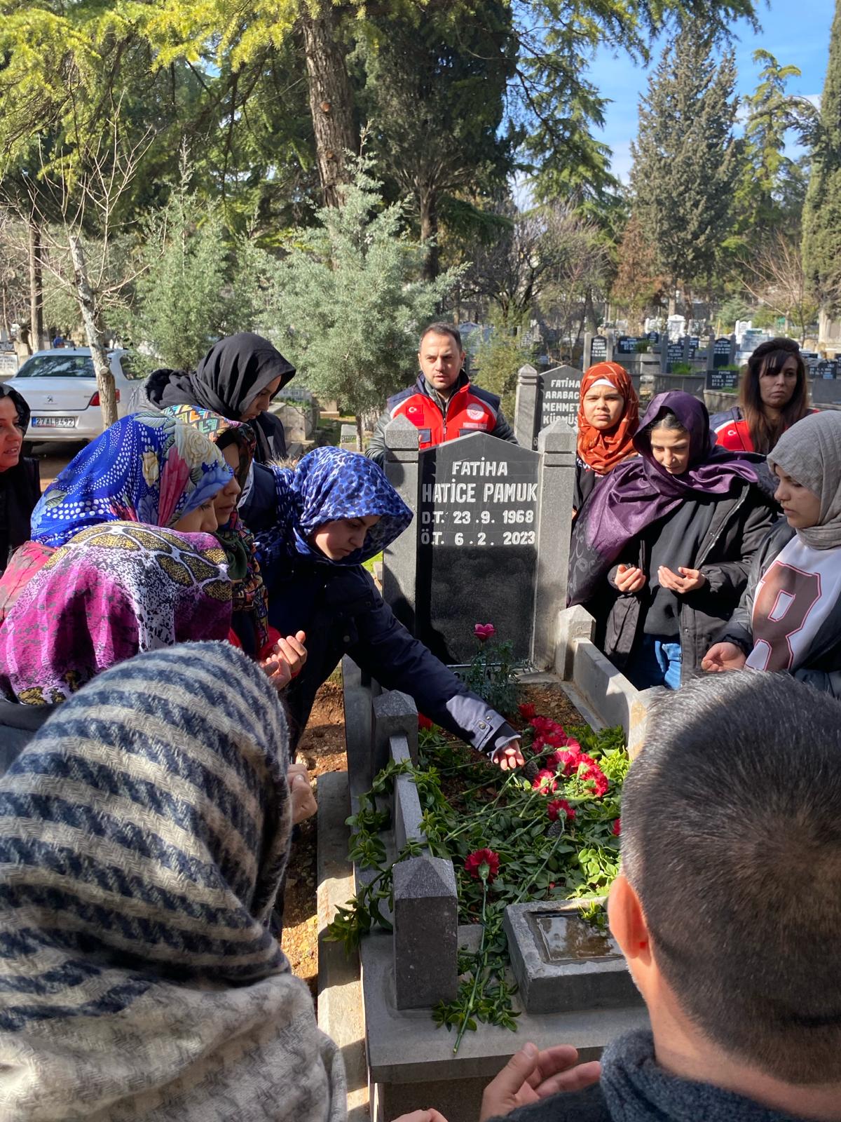 Deprem sırasında Kahramanmaraş ÇES Müdürü iken kaybettiğimiz Hatice PAMUK'u bir grup çocuğumuz ile Gaziantep'teki mezarı başında ailesi ile birlikte andık, dualarımızı okuyup karanfillerimizi bıraktık. 