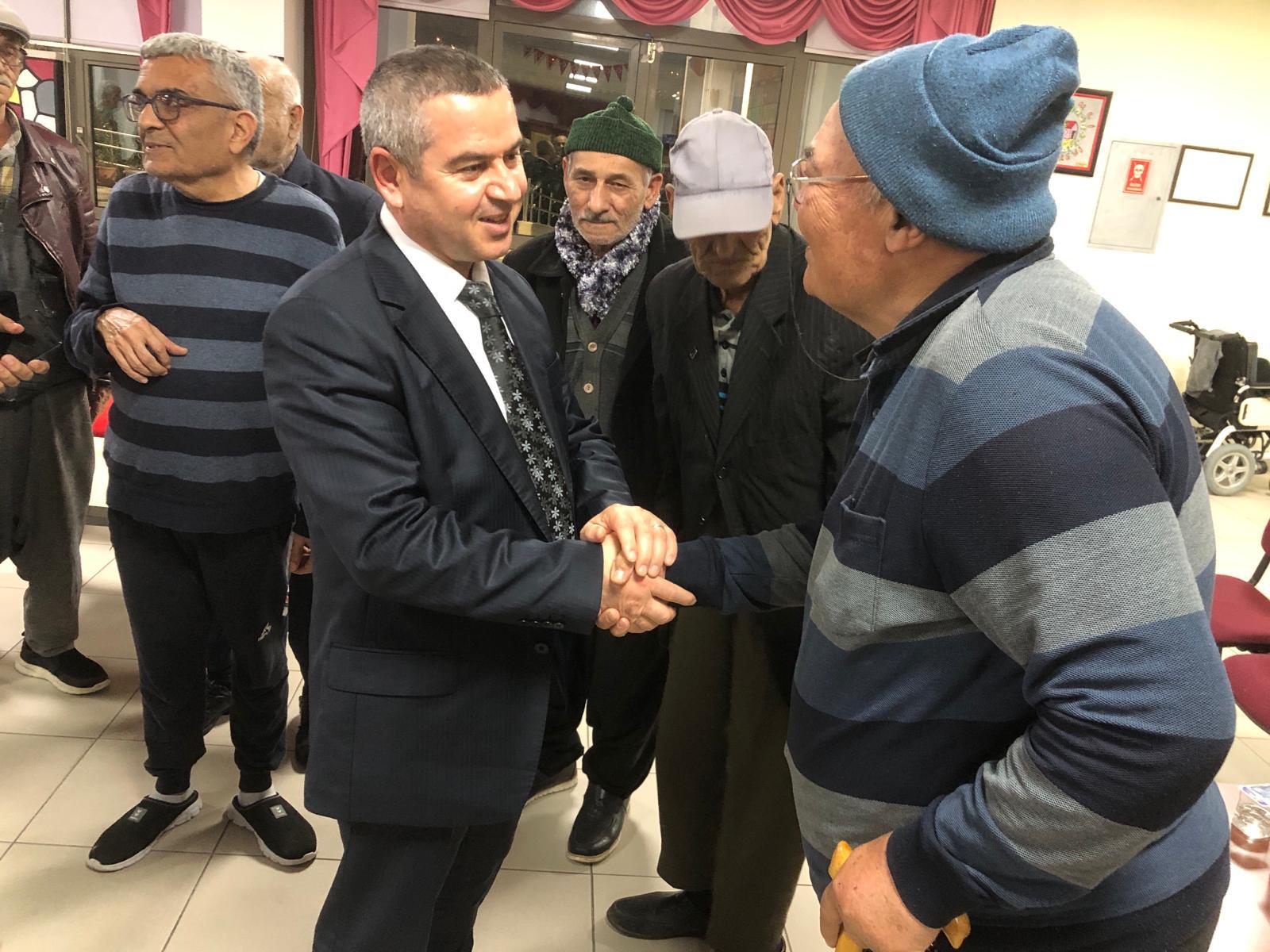 #MiraçKandili, ruhumuzun yüceliğe yükseldiği, kalplerimizin sevgiyle dolduğu bir gecedir. Bu mübarek gecede İl Müdürümüz Naci YILMAZ ve #ErdemliHuzurevi'mizdeki konuklarımız düzenlenen programda bir araya geldi.