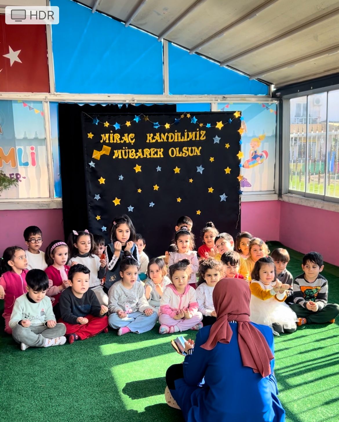 Bakanlığımıza bağlı Sevimli Mucitler Gündüz Bakımevi çocuklarımızın #MiraçKandili münasebetiye yapılan dua etkinliğinden..  Ellerinizi semaya açıp ettiğiniz dualarınız gerçek olsun canımız çocuklarımız😊