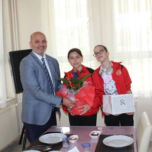 İl Müdürümüz Yakup KÜTÜK ve Isparta Iyaş Selçuklu Ortaokulu Voleybol takımı, Muğla Abide Hasan Nuri Öncüer Huzurevi'ni ziyaret ettiler. - fotoğraf 2
