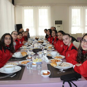 İl Müdürümüz Yakup KÜTÜK ve Isparta Iyaş Selçuklu Ortaokulu Voleybol takımı, Muğla Abide Hasan Nuri Öncüer Huzurevi'ni ziyaret ettiler. - fotoğraf 1