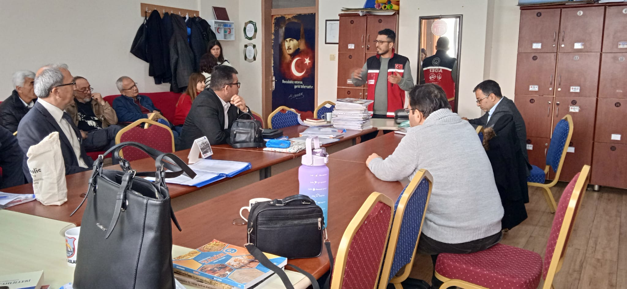 #AnamurSHM tarafından, Şehit İbrahim ARMUT Fen Lisesi ögrencilerine yönelik "Sınav Kaygısı ve Başa Çıkma Yolları" ve okul öğretmenlerine yönelik ise ''Bakanlık Hizmet Modellerinin Tanıtımı" konusunda eğitim çalışması yapıldı.