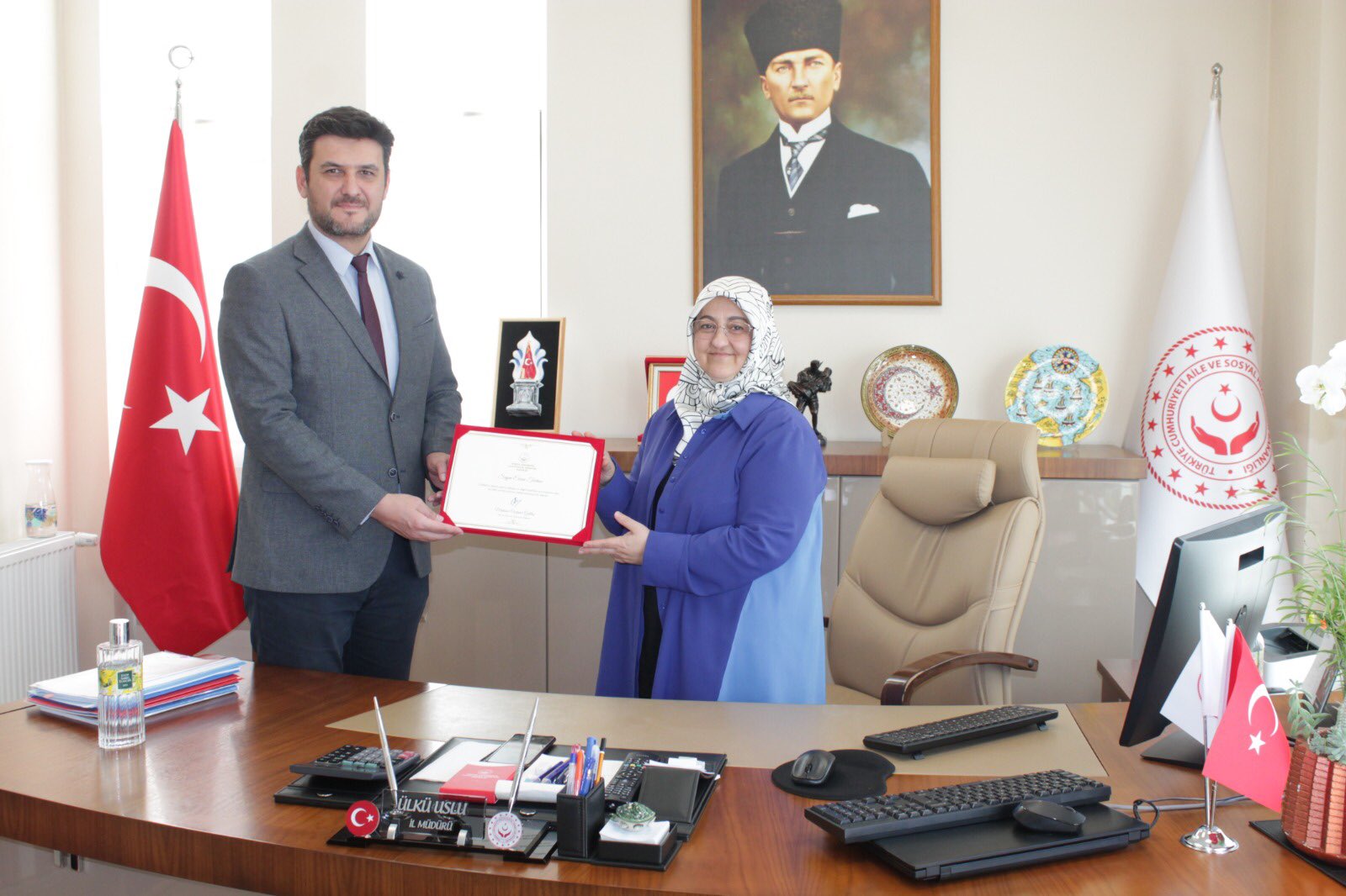 İl Müdür Yardımcısı V. Ercan TURHAN'a Plaket Verildi.