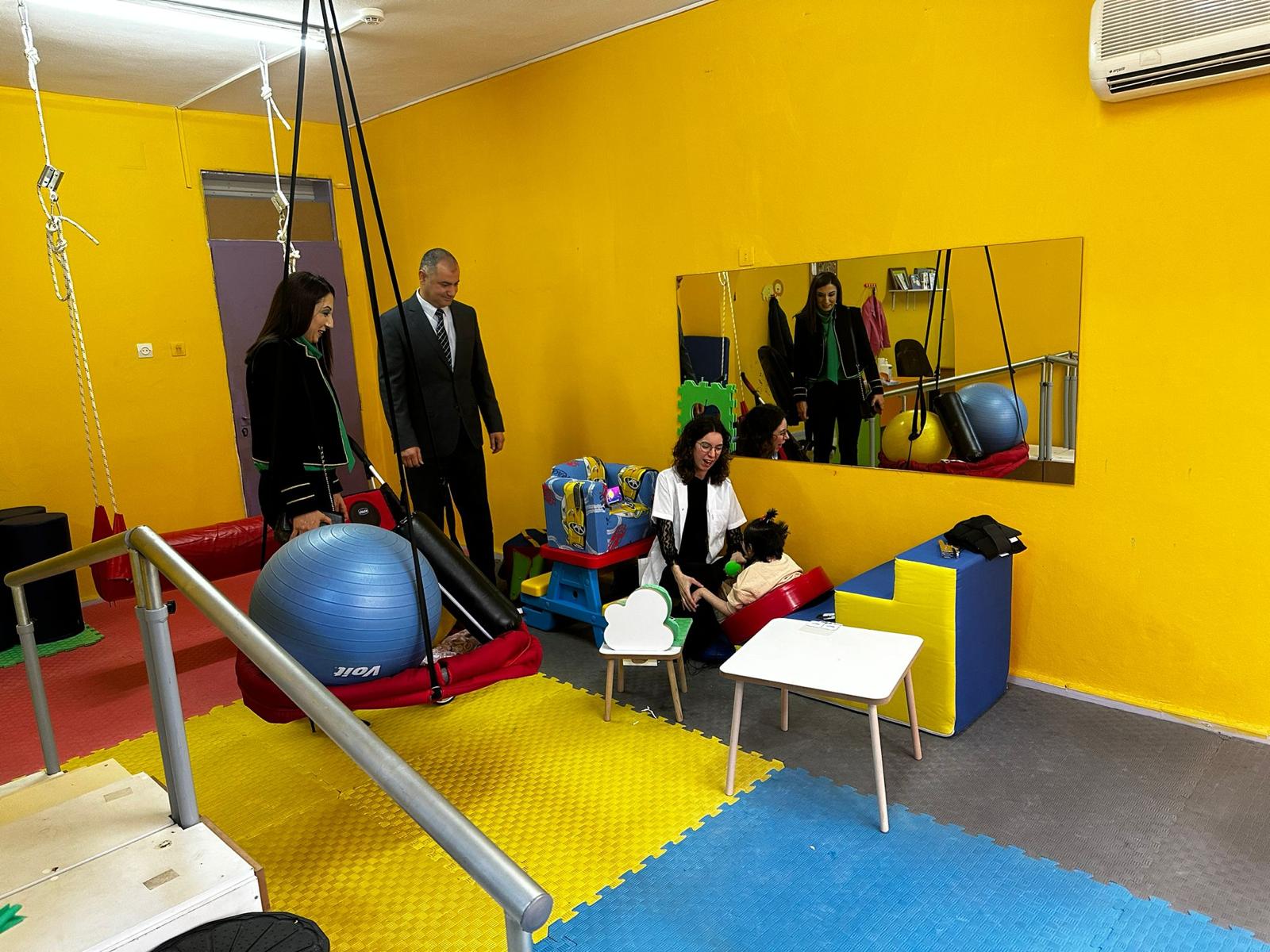 Nihat Sözmen Bakım Rehabilitasyon ve Aile Danışma Merkezimizi Vali Yardımcımız Ahmet ÇIRAKOĞLU'nun eşi Meliha Didem ÇIRAKOĞLU hanımefendi ziyaret ederek kuruluşumuzda yürütülen faaliyet ve rehabilitasyon çalışmalarımızı yakından inceledi.