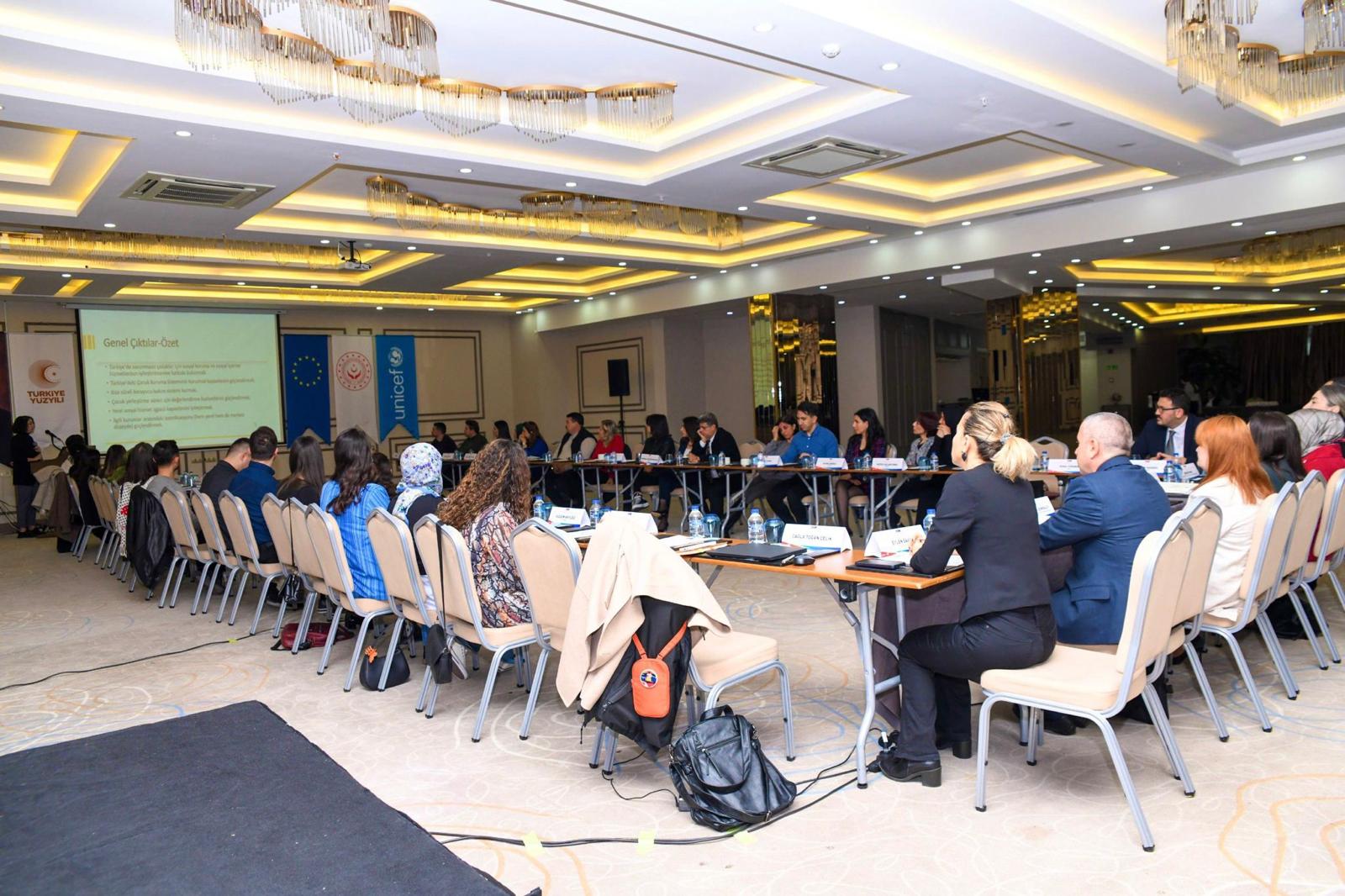 Çocuk Hizmetleri Genel Müdürümüz Ayşegül YILDIRIM KARA, Sn. Valimizin eşi Yıldız PEHLİVAN, daire başkanlarımız ve meslek elemanlarımızın katılımıyla ''Koruyucu Aile Yanındaki Yabancı Uyruklu Çocukların Uyum Sorunları'' konulu toplantımız gerçekleşti.