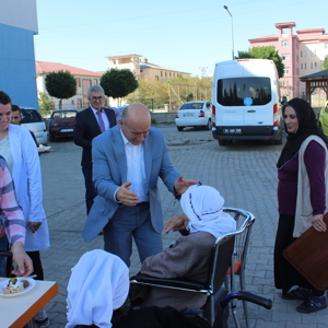 Ağrı Huzurevi Yaşlı Bakım Ve Rehabilitasyon Merkezi Müdür Yardımcısı  iken İzmir Aile, Çalışma ve Sosyal Hizmetler İl Müdürlüğü’ne atanan Yusuf Devran ABDİOĞLU  için Huzurevi Müdürlüğü tarafından veda programı düzenlendi. - fotoğraf 2