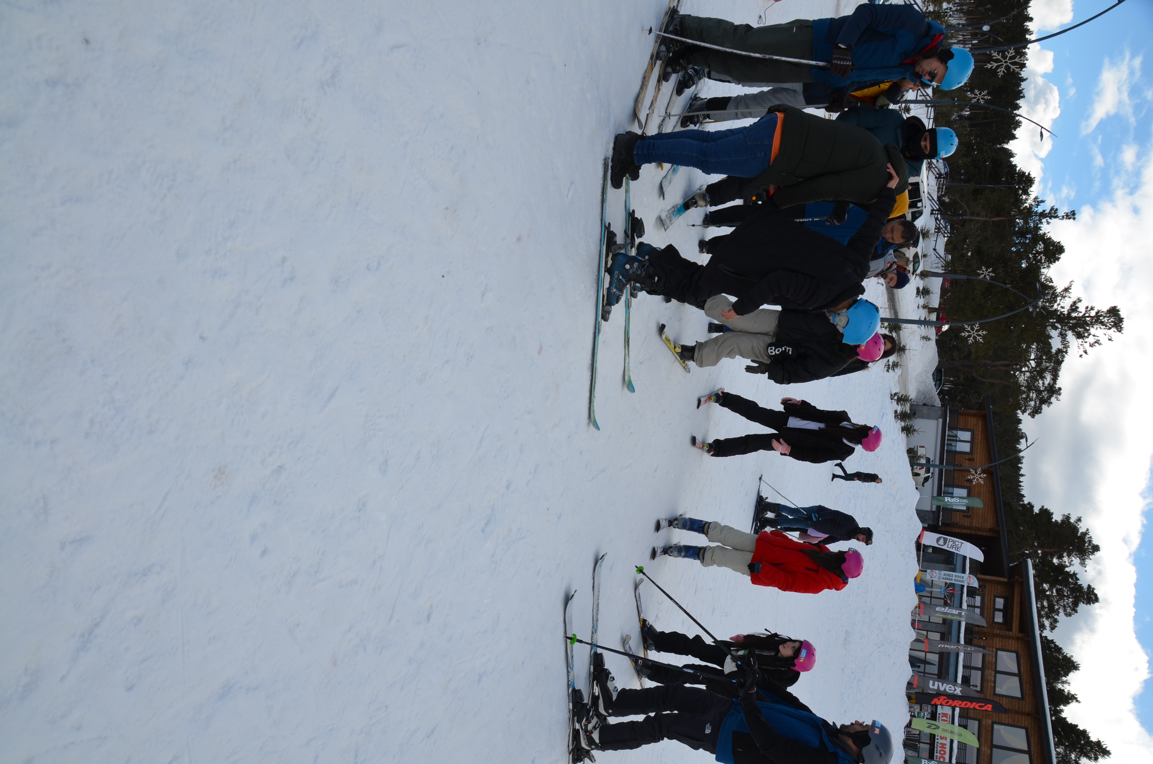 Çocuk Evleri Koordinasyon Merkezi Müdürlüğümüzde koruma ve bakım altında olan çocuklarımız İl Müdürümüz Mustafa TOSUNOĞLU'nun katılımı ile hafta sonu Sarıkamış kayak tesislerinde keyifli  birgün geçirmişlerdir.