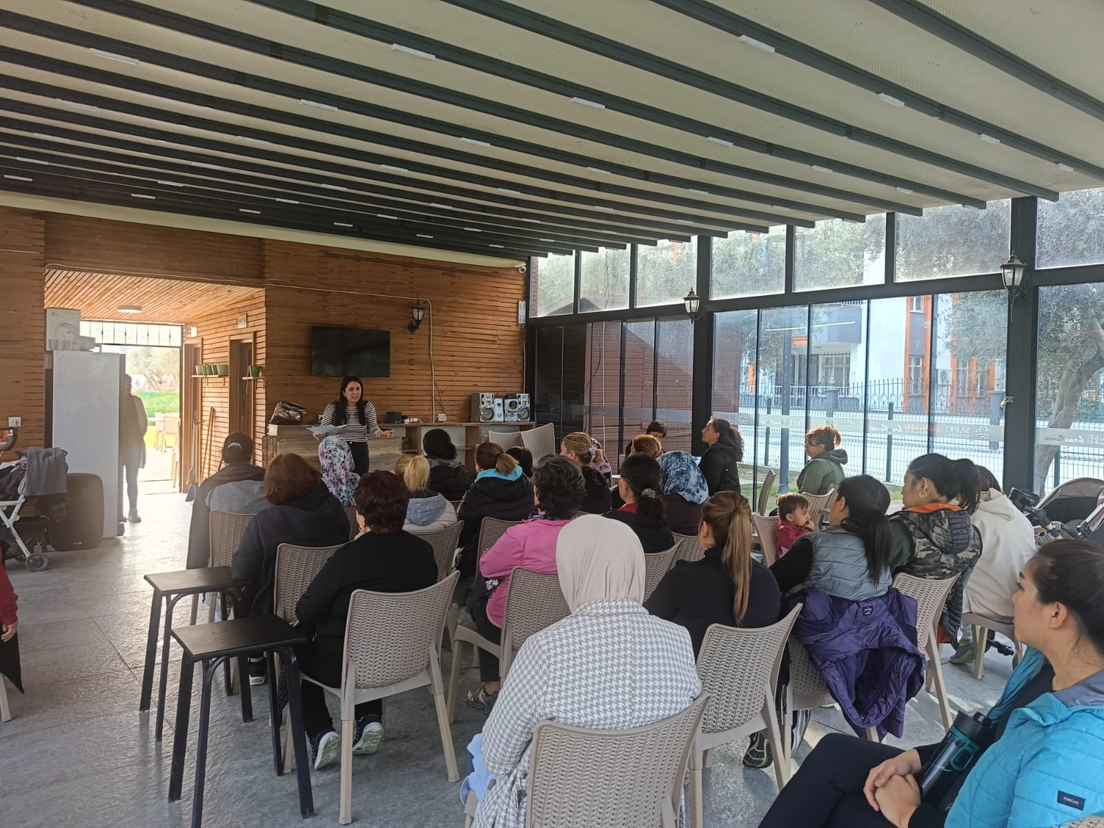 #SilifkeŞÖNİM, Silifke Halk Eğitim Merkezi step ve aerobik kursuna katılan kursiyerlere "Kadına Yönelik Şiddetle Mücadele ve Erken Yaşta ve Zorla Evliliklerle Mücadele" konularında eğitim düzenledi.