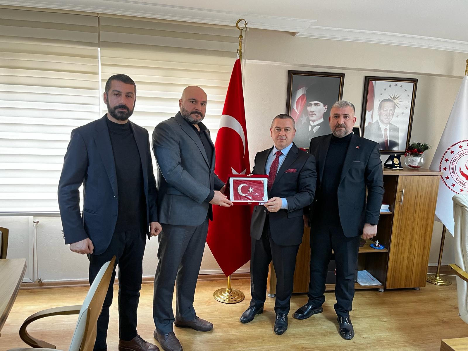 Türkiye Sağlık ve Sosyal Hizmet İşçileri Sendikası Genel Başkan Yardımcısı Fırat BAYRAM, Şube Sekreteri Ali Rıza KILIÇ ve Şube Disiplin Kurulu Başkanı Bayram ÇULCU, İl Müdürümüz Naci YILMAZ'ı ziyaret etti.