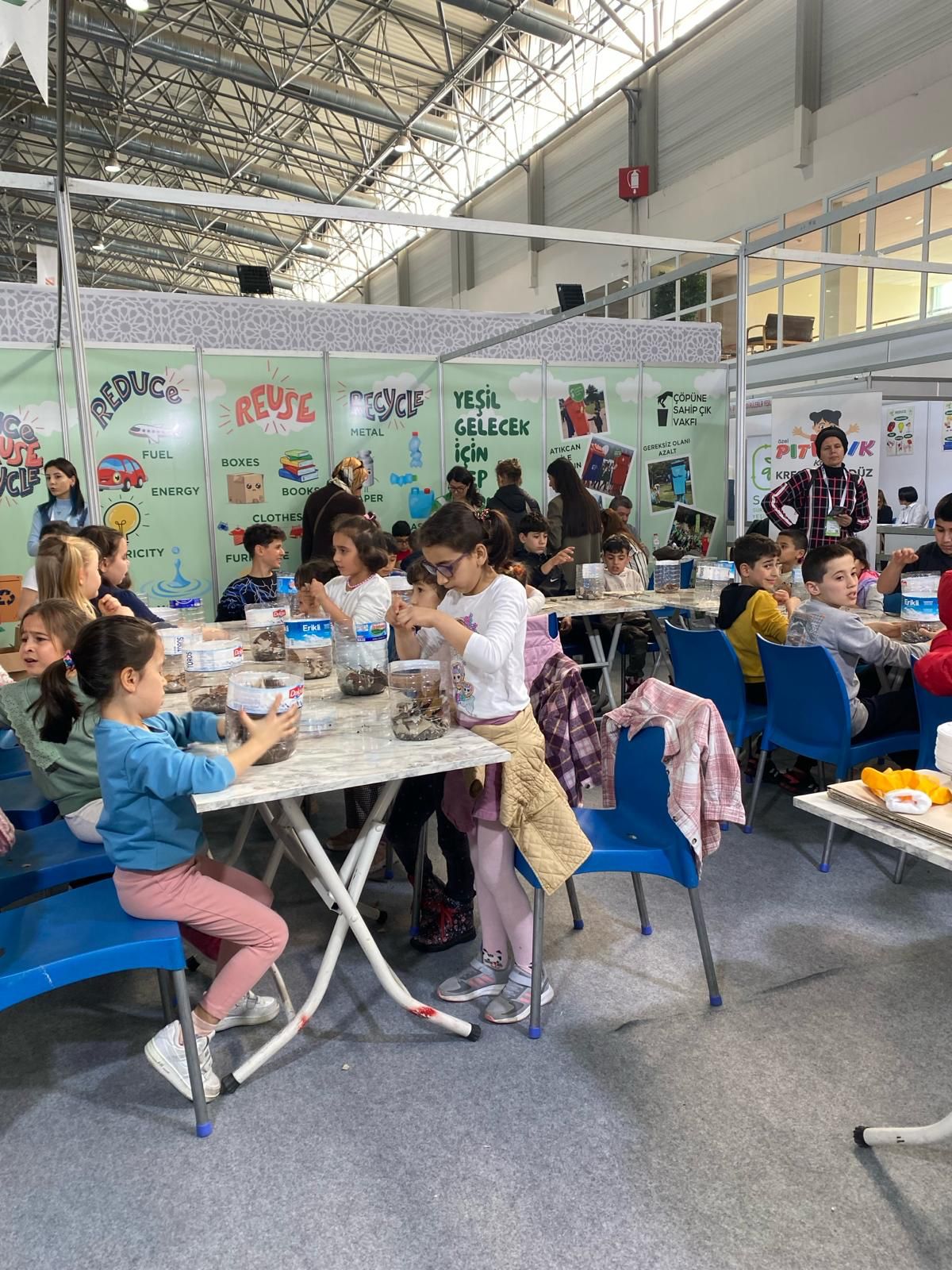 Bakanlığımıza bağlı Pıtırcık Gündüz Bakımevi #TÜYAPAdana'da düzenlenen Sürdürülebilir Teknolojiler ve #SıfırAtık konulu Rewanatolia fuarında bakanlığımızdan hizmet alan çocuklarımıza kompost çalışması yaptırdı.