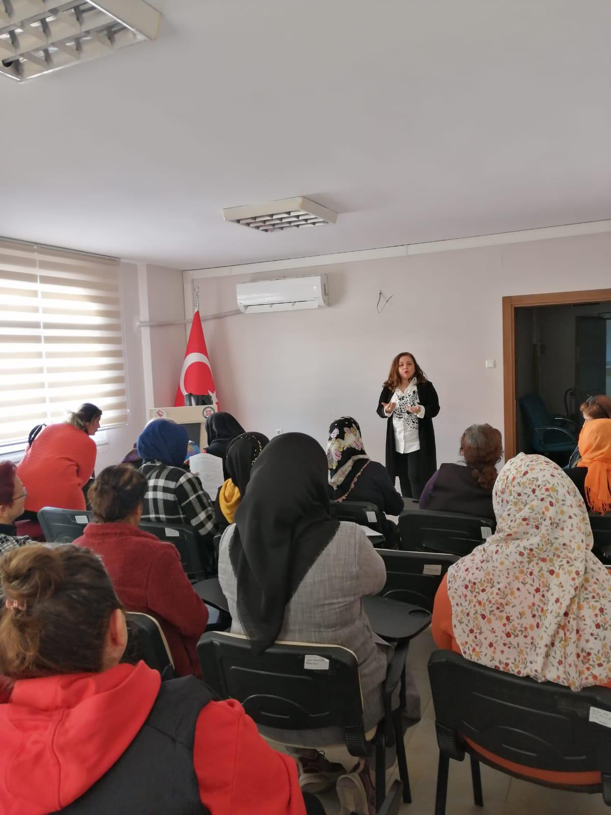 YenişehirSHM tarafından Aile Destek Merkezi (ADEM) kursiyerlerine “Aile İçi ve Ergenlerle İletişim, Sorun Çözme Yöntemleri, Evlilik Öncesi Eğitim ve Evlilik Sürecinde Ailenin Rolü” konularında eğitimler verildi.