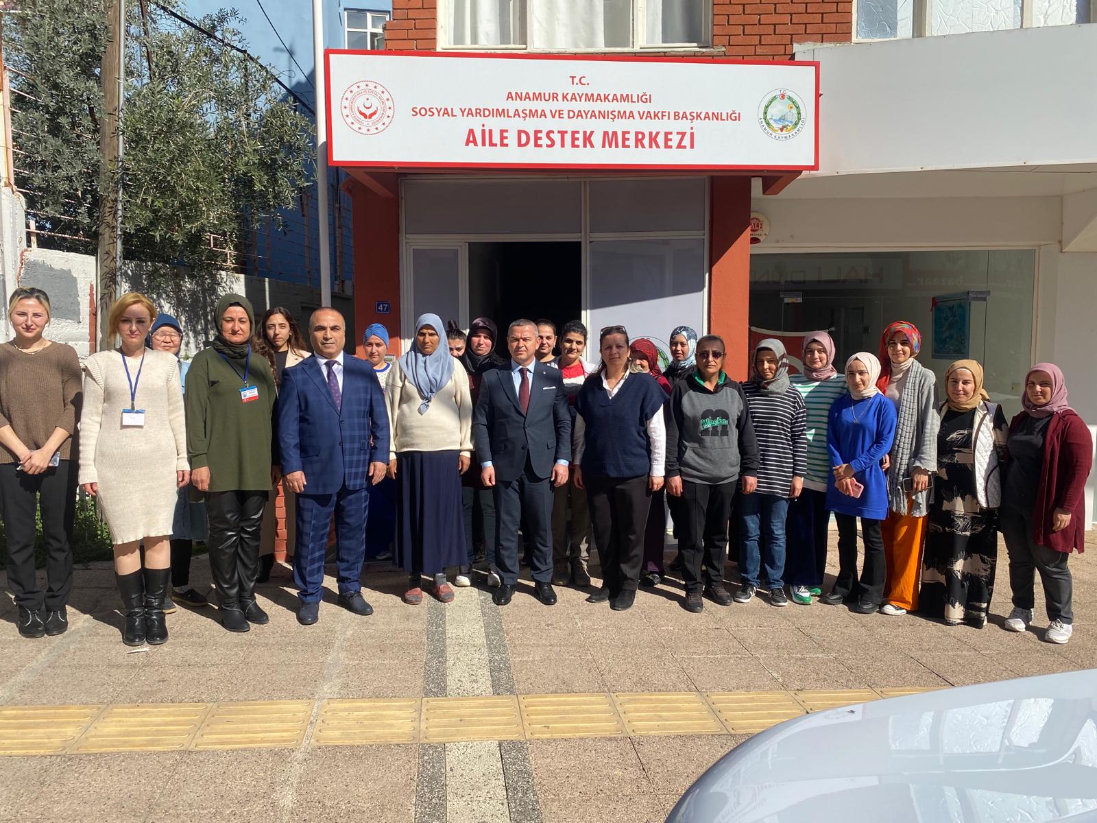 En temel hedeflerimiz olan ailenin korunması ve toplumsal refahın sağlanması adına, kadını güçlendirmeye yönelik her çalışmayı destekliyoruz.  İl Müdürümüz Naci YILMAZ, bu doğrultuda açılan Anamur Aile Destek Merkezi'mizde kadınlarımızla bir araya geldi.