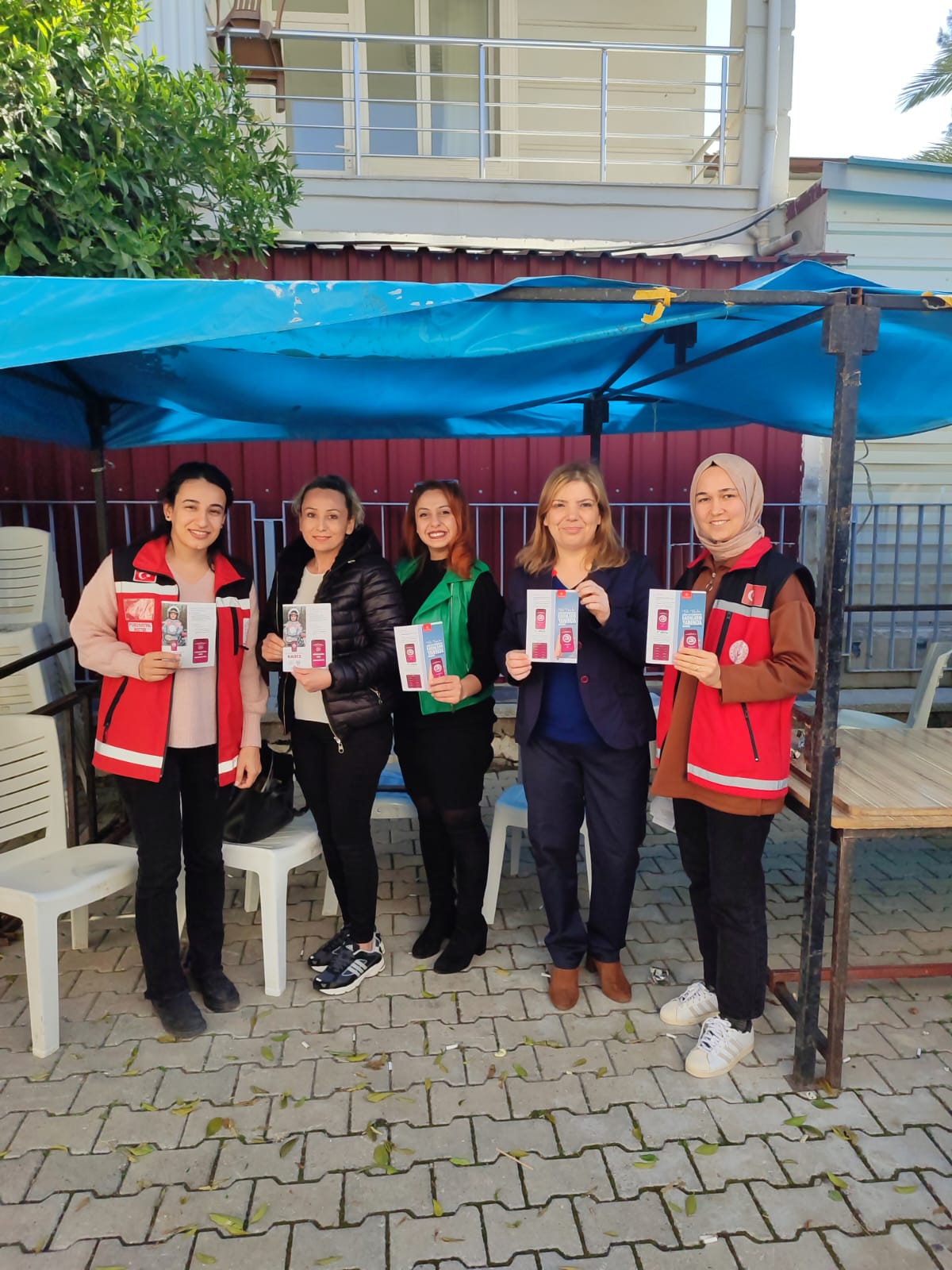 #8MartDünyaKadınlarGünü münasebetiyle ilçelerimizde yer alan çeşitli kuruluş ve organizasyonlarda ''Bakanlığımızın Hizmet Modelleri, Kadına Yönelik Şiddetle Mücadele,#KADES ve #ALO183'' gibi konularda bilgilendirme çalışmalarında bulunmaya devam ediyoruz.