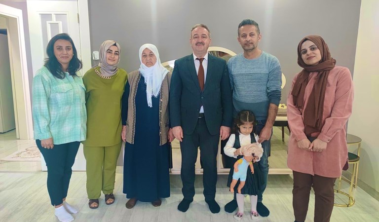 İl Müdürümüz Mehmet Zeki Eryarsoy 8 Mart Dünya Kadınlar Günü’nde  Savaş Sevim‘i ve Annesi Emine Sevim’i ziyaret etti.