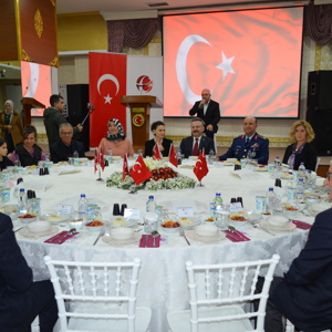 Valiliğimiz himayesinde İl Müdürlüğümüz koordinesinde şehit aileleri, gazilerimiz ve gazi ailelerimize iftar yemeği düzenlendi. - fotoğraf 1