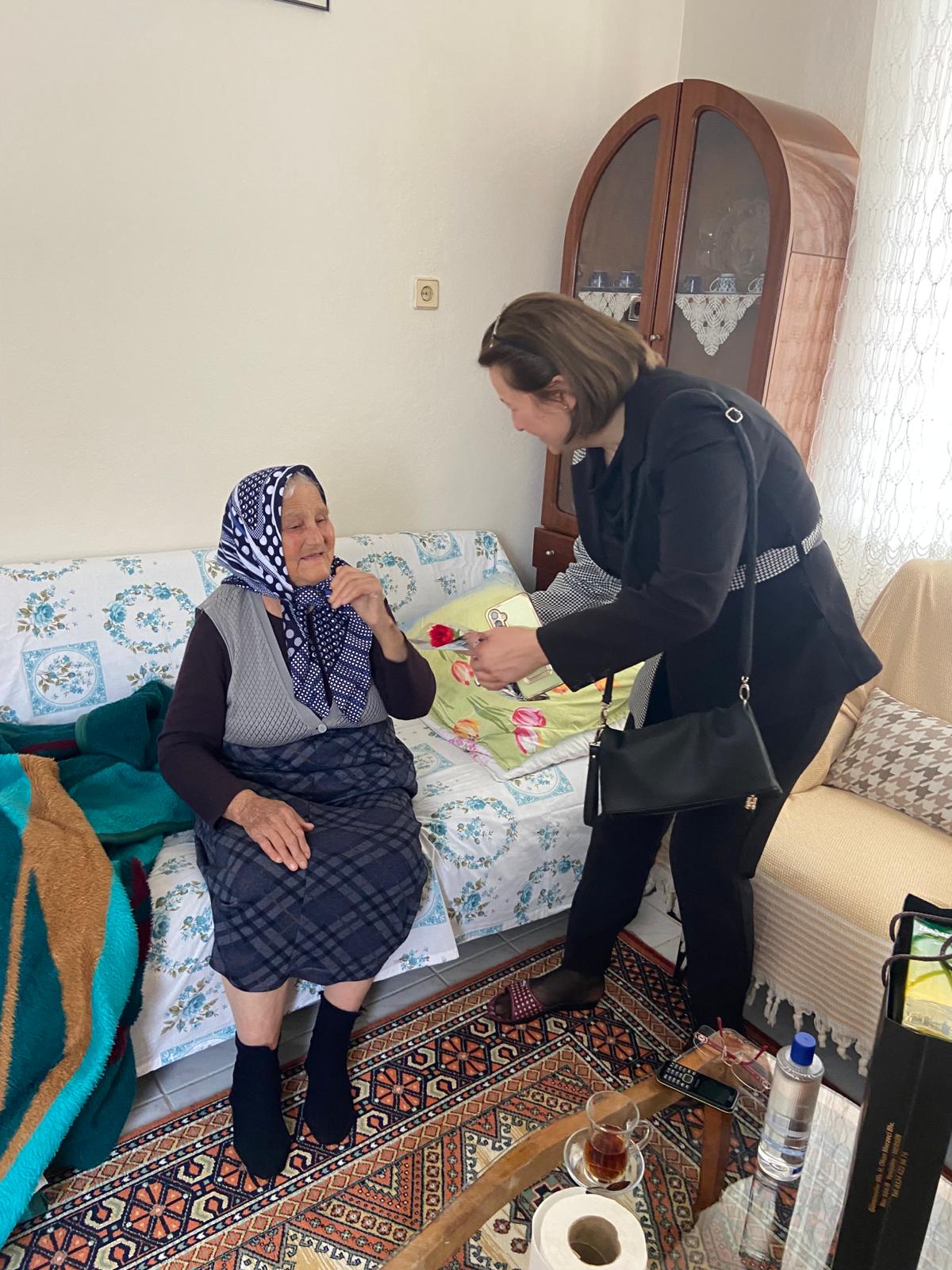 Vatanımızın bütünlüğü için gözünü kırpmadan canını ortaya koyan Aziz Şehitlerimiz askerlerimizin bizlere emaneti; merhameti, vatan sevgisi ve gücüyle bizlere örnek olan kıymetli annelerimizi #KadınlarGünü'nde ziyaret ettik. 