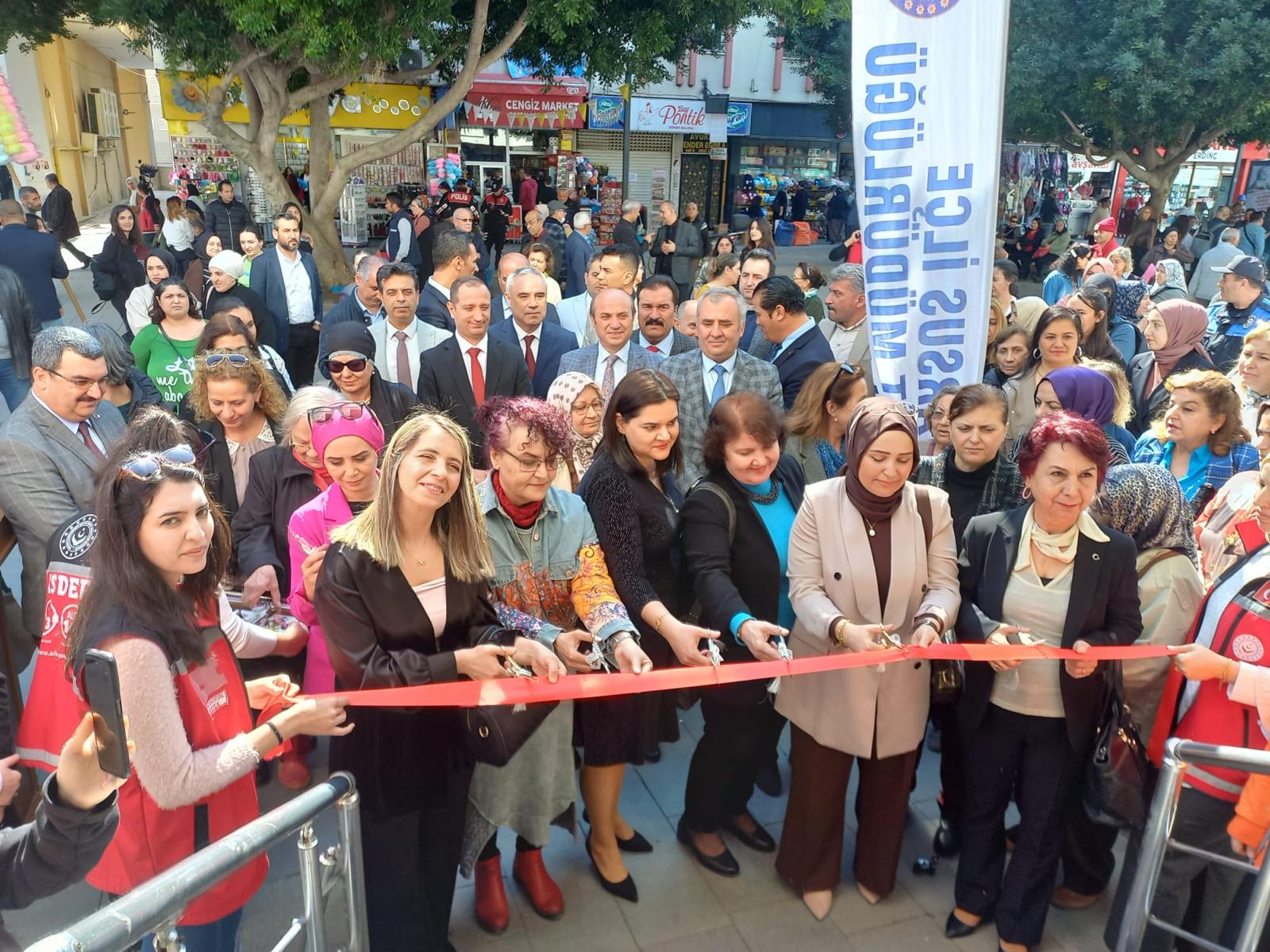 Tarsus SHM tarafından #8MartDünyaKadınlarGünü sebebiyle stand açılarak Bakanlık Hizmetlerimiz tanıtıldı, 6284 Sayılı Kanun ve #ALO183 hakkında rehberlik yapıldı. Ayrıca Halk Eğitim Merkezi'nce açılan El Emeği,Göz Nuru sergisine katılım sağlandı.