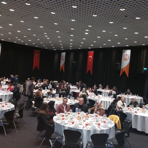Valimiz Hulusi ŞAHİN ile eşi Ebru ŞAHİN Hanımefendi ev sahipliğinde Koruyucu Ailelerimiz ve Çocuklarımızla iftar programında buluştuk - fotoğraf 9