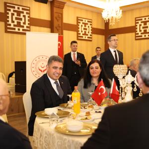 18 Mart Şehitleri Anma Günü Ve Çanakkale Deniz Zaferinin 109. Yılında Şehit Ailelerimiz, Gazilerimiz Ve Aileleri Onuruna İftar Programı Düzenlendi. - fotoğraf 3