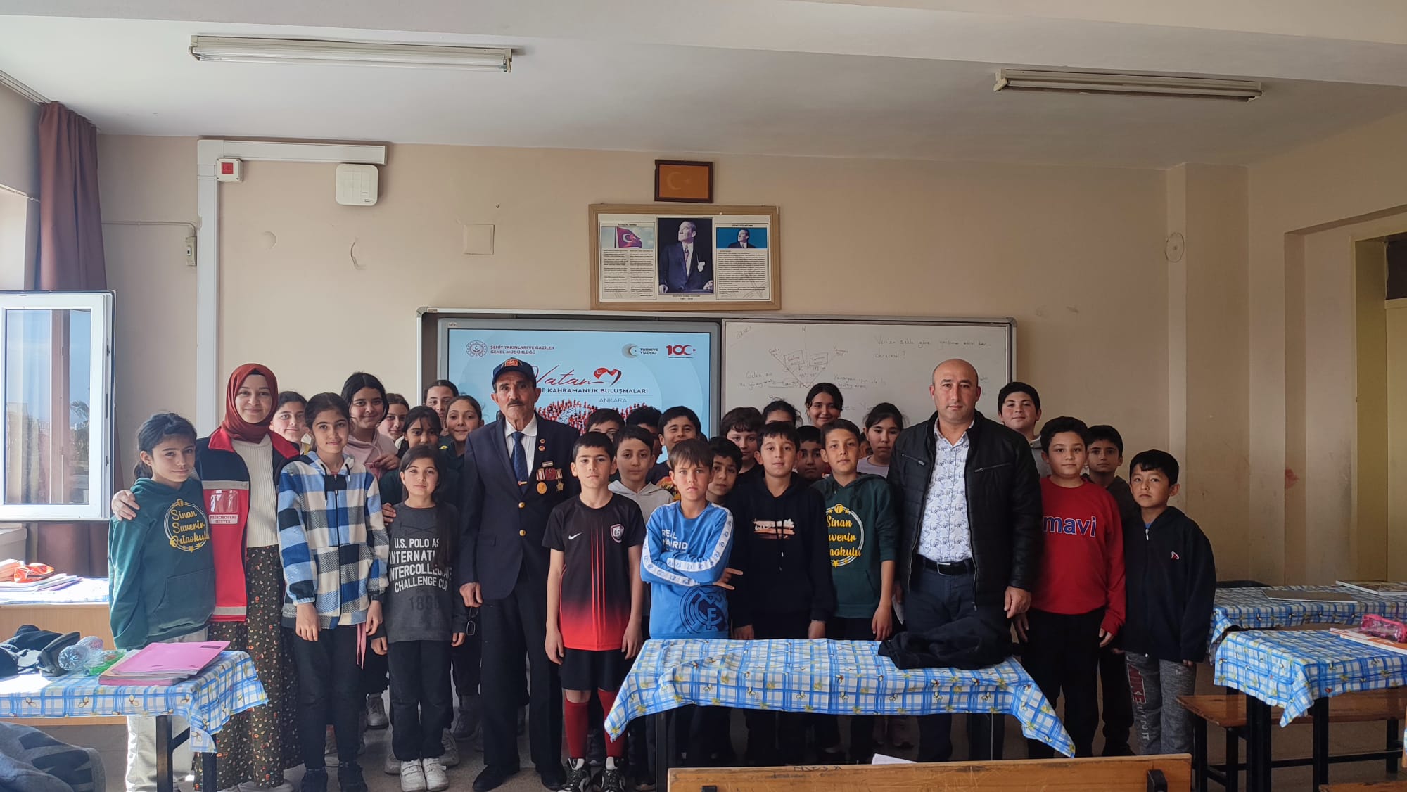 Cumhuriyetimizin 100. Yılı #VatanveKahramanlıkBuluşmaları kapsamında Kıbrıs Gazisi Nail TEKİN ve Terör Gazisi Recep ZOPALI, Tömük Sinan Suverir Ortaokulu'ndaki öğrencilere vatan sevgisi, fedakarlık ve kahramanlık hikayelerini aktardılar.