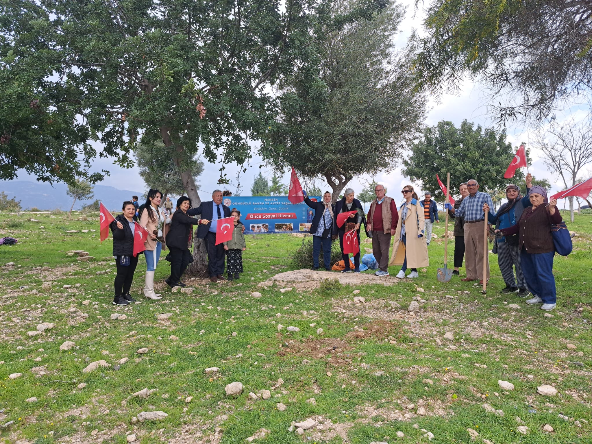 #MersinGündüzlüBakımveAktifYaşamMerkezi'mizin projesi Yetişkin-Çocuk Hatıra Ormanı'na deneyimleriyle bizlere ışık tutan büyüklerimiz, önce mıntıka temizliği yaptılar sonra da 100 adet fidan diktiler. Enerjilerine hayranız😊🥰👏