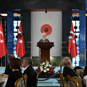 Emine Erdoğan Hanımefendi ve Bakanımız Mahinur Özdemir Göktaş huzurevi sakinleri ile iftarda buluştu - fotoğraf 3
