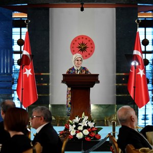 Emine Erdoğan Hanımefendi ve Bakanımız Mahinur Özdemir Göktaş huzurevi sakinleri ile iftarda buluştu - fotoğraf 3