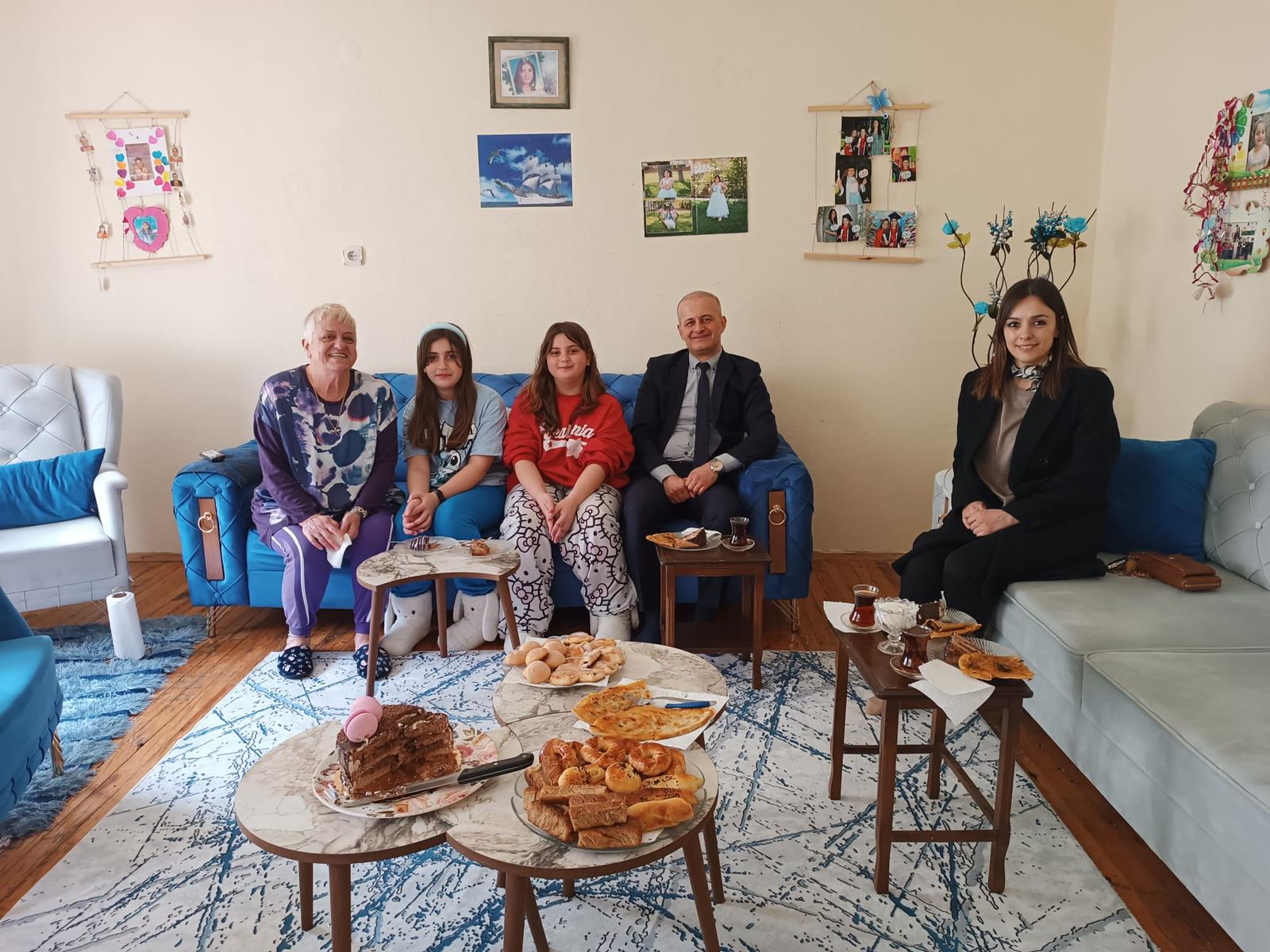 #8MartDünyaKadınlarGünü kapsamında Bakanlığımız #sosyalhizmet modellerinden yararlanan ailemizi ziyaret ettik.