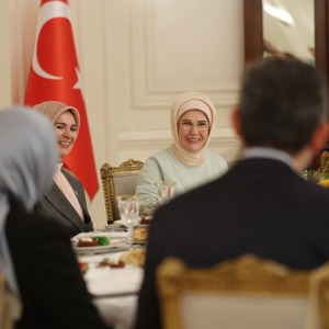 Emine Erdoğan, Gönül Elçileri koruyucu ailelerimiz ve vali eşleriyle iftarda bir araya geldi - fotoğraf 3