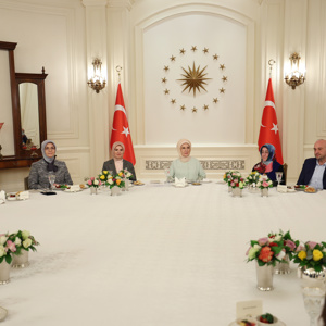 Emine Erdoğan Hanımefendi ve Bakanımız Mahinur Özdemir Göktaş “Gönül Elçileri” ile İftar Programına Katıldı - fotoğraf 1