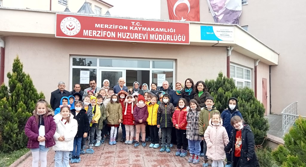 #MerzifonHuzurevi, 18 - 24 Mart #YaşlılaraSaygıHaftası vesilesiyle ilk okul öğrencileri Huzurevimizde kalan büyüklerimizi ziyaret etti.