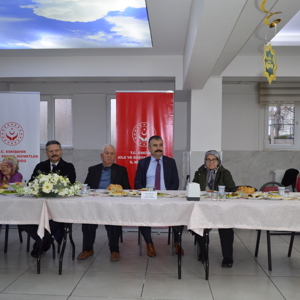 18-24 Mart "Yaşlılara Saygı Haftası" kapsamında Müdürlüğümüz ev sahipliğinde Safiye Gönül Bayar Huzurevimizde Valimiz Sayın Hüseyin AKSOY’un teşrifleriyle iftar yemeği düzenlendi. - fotoğraf 9
