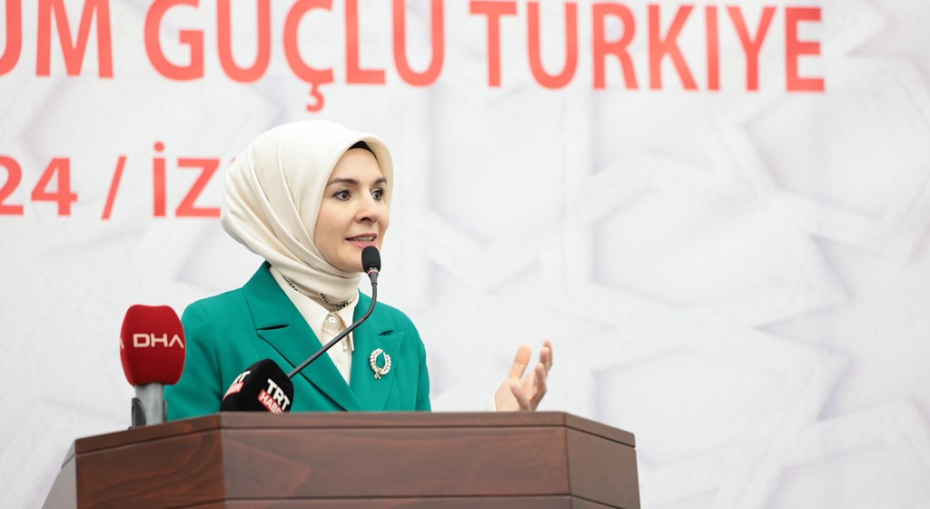 Bakanımız Mahinur Özdemir Göktaş İzmir'de Huzurevini Ziyaret Etti