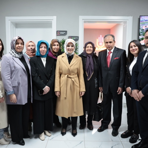 Aile ve Sosyal Hizmetler Bakanımız Göktaş, Uşak'ta kadınlarla halı dokudu, yaşlılarla ilahi söyledi - fotoğraf 10