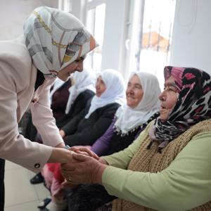 Aile ve Sosyal Hizmetler Bakanımız Göktaş, Uşak'ta kadınlarla halı dokudu, yaşlılarla ilahi söyledi - fotoğraf 3