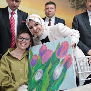 Aile ve Sosyal Hizmetler Bakanımız Göktaş, Uşak'ta kadınlarla halı dokudu, yaşlılarla ilahi söyledi - fotoğraf 6